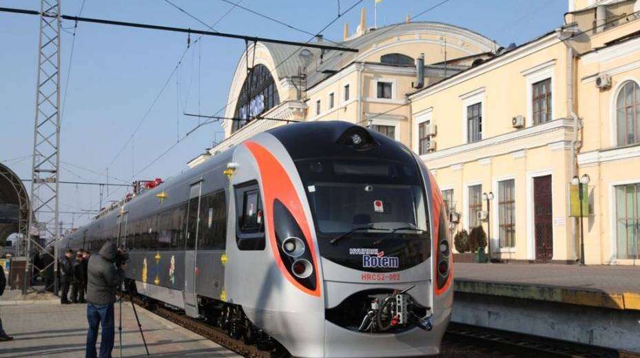 В День защитника Украины из Днепра в столицу запустят больше поездов