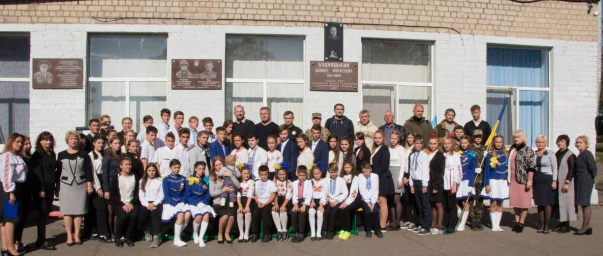 В днепровской школе № 123 открыли мемориальную доску в честь погибших защитников Украины