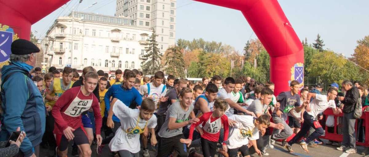 В Днепре пробежали «Милю мира» около тысячи спортсменов и любителей