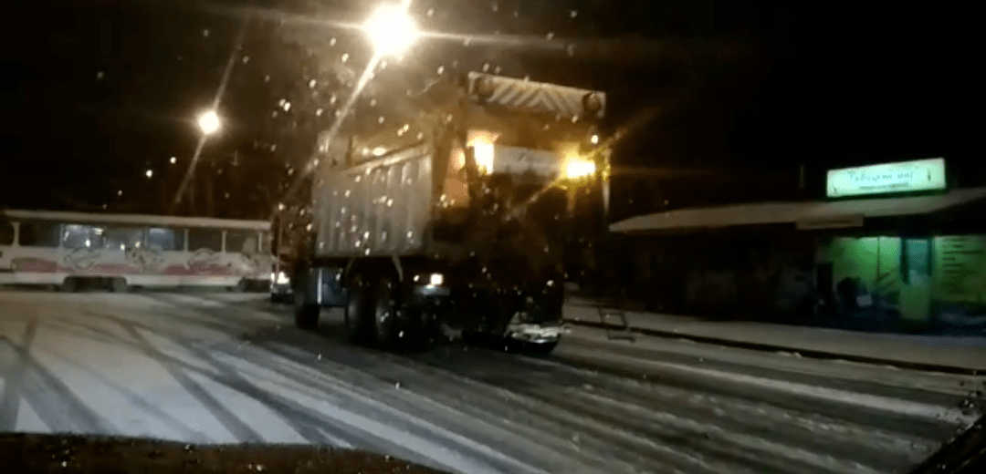 На улицах Днепра убирают снег: фото