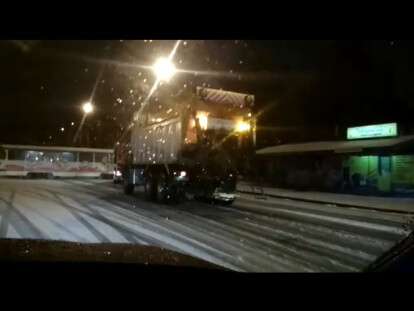 На улицах Днепра убирают снег: фото