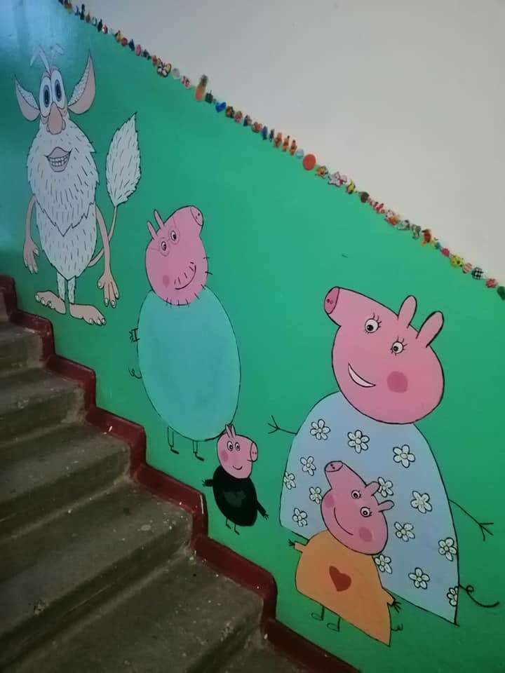 В днепровском подъезде поселились смешарики и свинка Пеппа: фото