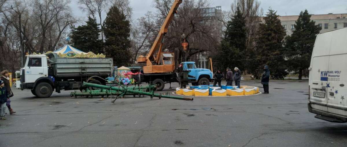 В  центральном парке Днепра начали устанавливать елку: фото