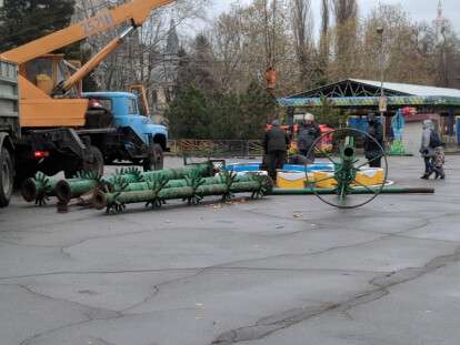 В  центральном парке Днепра начали устанавливать елку: фото