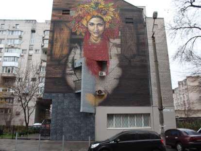 В Днепре появилась загадочная украинка на стенах дома: фото