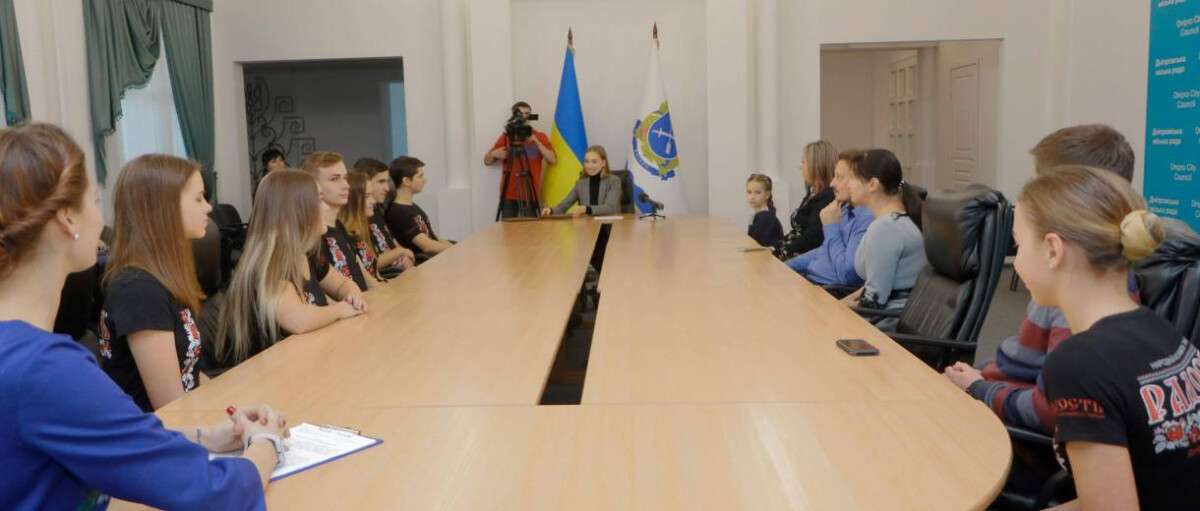 В мэрии Днепра поздравили воспитанников Городского детско-молодежного центра с высокими достижениями на международном уровне