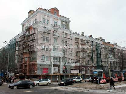 На центральном проспекте Днепра реконструируют исторический фасад: фото