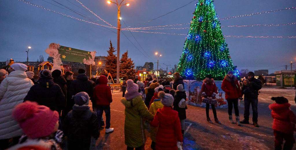 В Южном и Днепровском районах Каменского открыли новогодние елки