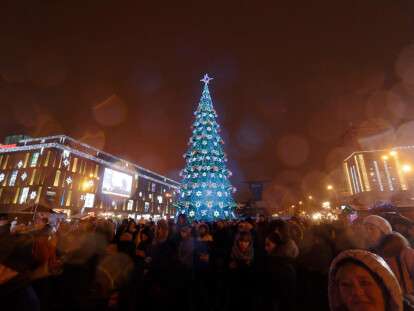 На открытие новогоднего городка и центральной елки в Днепре собралось около 5 тысяч горожан: фото