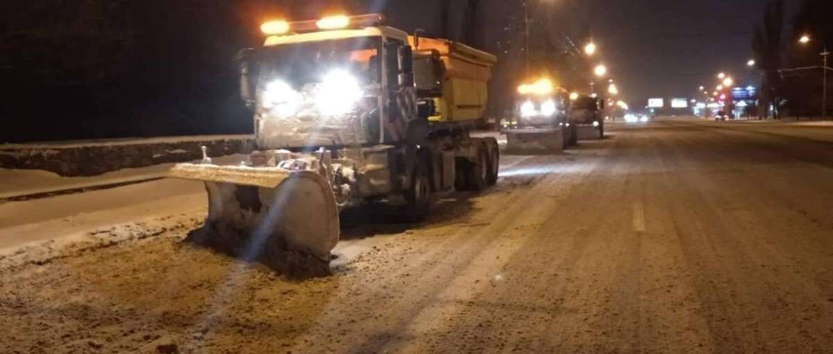 На дорогах Днепра работает 143 снегоуборочные машины. Все автодороги проездные: фото
