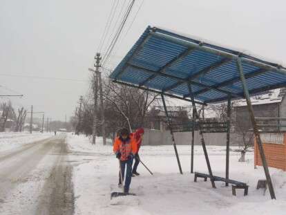 На дорогах Днепра работает 143 снегоуборочные машины. Все автодороги проездные: фото