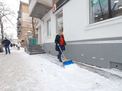 В Днепре инспекция по благоустройству проверила, как предприниматели расчищают тротуары на своей территории: фото