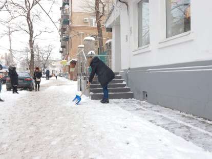 В Днепре инспекция по благоустройству проверила, как предприниматели расчищают тротуары на своей территории: фото
