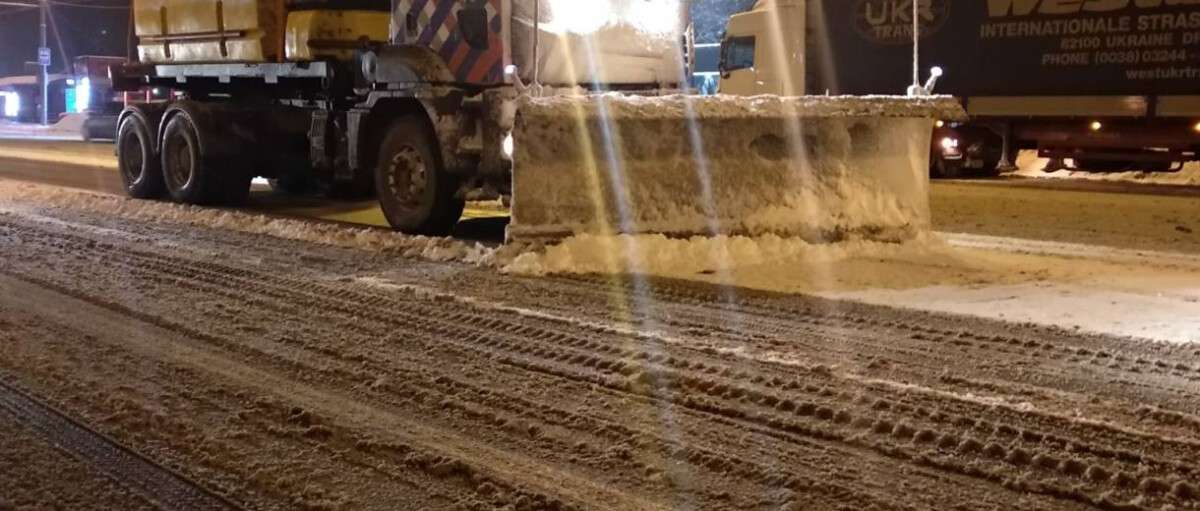 На дорогах Днепра работает 86 снегоуборочных машин: фото