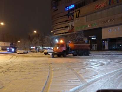 На дорогах Днепра работает 86 снегоуборочных машин: фото