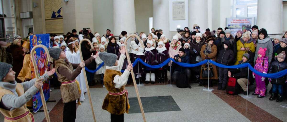 На вокзале в Днепре более ста детей исполнили «Щедрик»: фото
