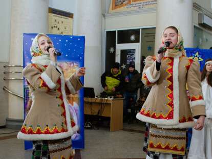 На вокзале в Днепре более ста детей исполнили «Щедрик»: фото