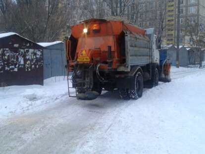 На выходых автодороги Днепра убирало более 80 единиц спецтехники: фото