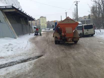 На выходых автодороги Днепра убирало более 80 единиц спецтехники: фото