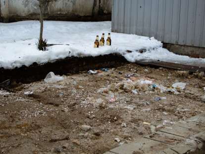 В Днепре демонтировали первый в новом году киоск, где незаконно продавали спиртное: фото