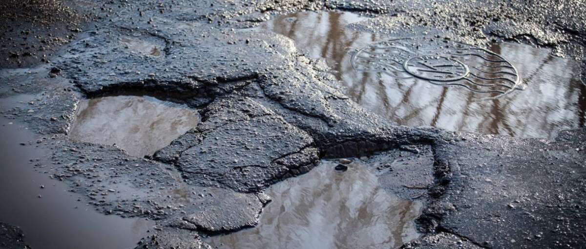 Жители Днепра просят капитально отремонтировать дороги в Амур-Нижднепровском районе