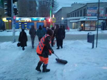 Работники коммунальных служб очищают дороги Днепра: фото