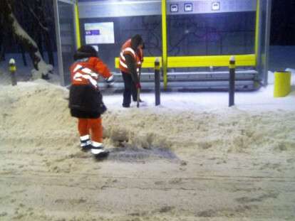 Работники коммунальных служб очищают дороги Днепра: фото