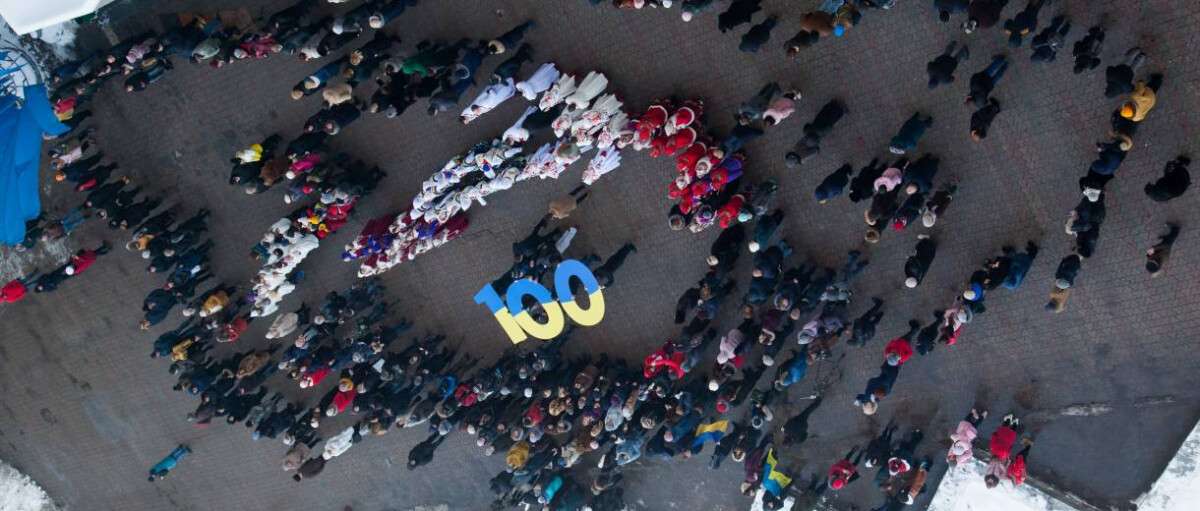 В День Соборности сотни днепрян создали живую карту Украины: фото