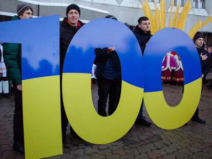 В День Соборности сотни днепрян создали живую карту Украины: фото