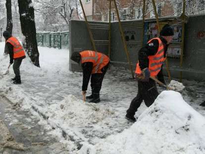 В ночь на 22 января дороги в Днепре расчищало более 80 единиц спецтехники: фото