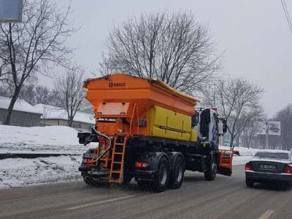 Днепровские коммунальщики продолжают расчищать город от снега: фото