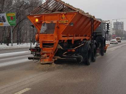 Днепровские коммунальщики продолжают расчищать город от снега: фото