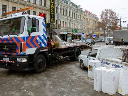 В Днепре начали эвакуировать автомобили, припаркованные с нарушением правил:фото