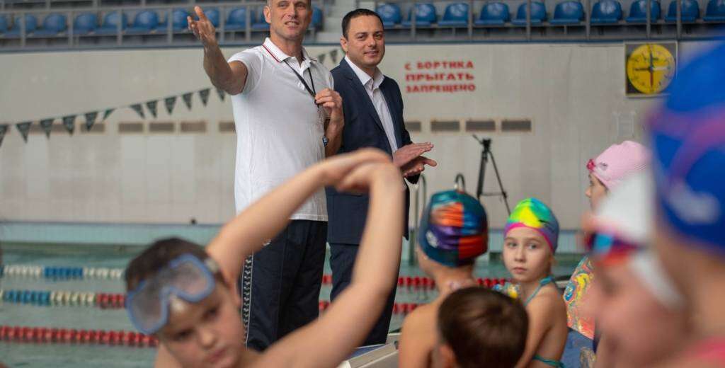 Мэр Каменского посетил открытый урок в городской «Школе плавания»