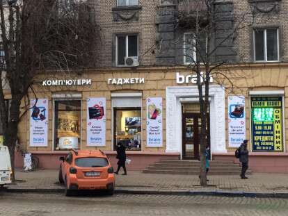 В центре Днепра опять появились проблемы с рекламными вывесками: фото