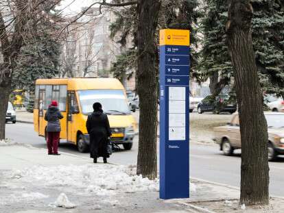 В Днепре показали информационные столбики на остановках транспорта: фото