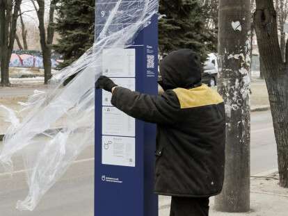 В Днепре показали информационные столбики на остановках транспорта: фото