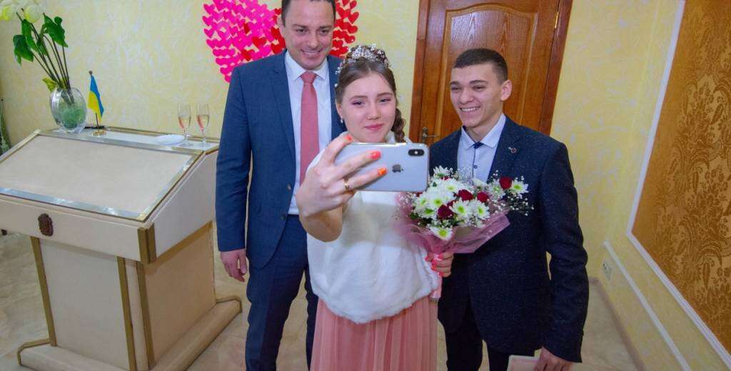 В День святого Валентина мэр Каменского поздравил молодоженов с созданием семьи