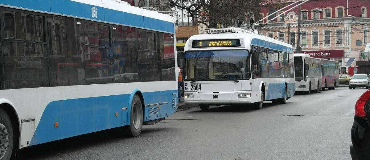 Днепряне просят президента Украины увеличить количество общественного транспорта и отменить маршрутки: подробности