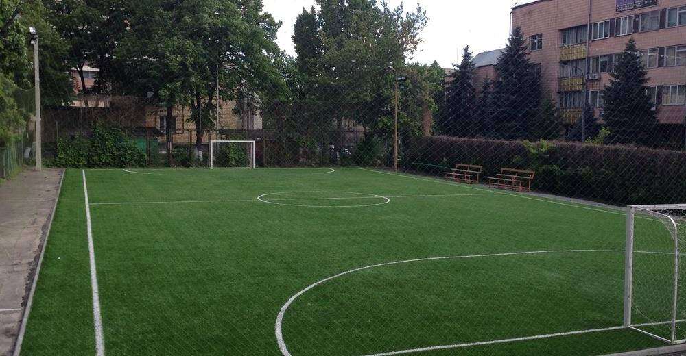 Днепряне просят отремонтировать мини-футбольное поле на Красном Камне