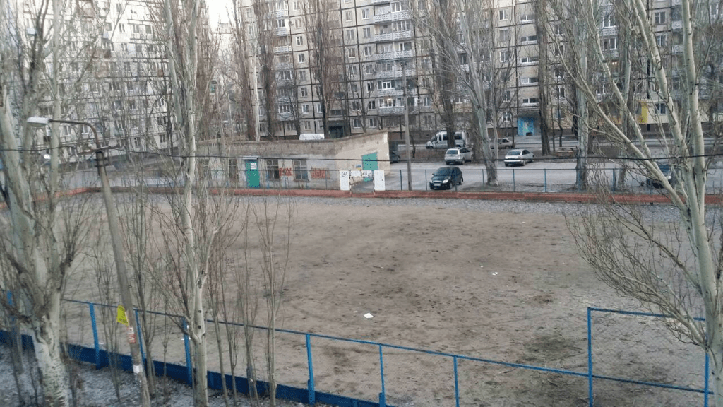 Днепряне просят отремонтировать мини-футбольное поле на Красном Камне