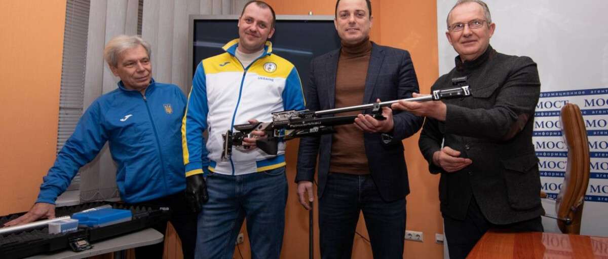 Мэр Каменского Андрей Белоусов вручил новую винтовку спортсмену-паралимпийцу и открыл первый в городе спортивно-стрелковый тир на базе ДЮСШ