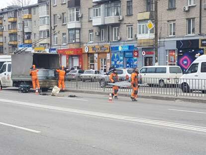 На проспекте Слобожанском в Днепре устанавливают новые ограждения: фото