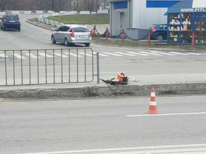На проспекте Слобожанском в Днепре устанавливают новые ограждения: фото