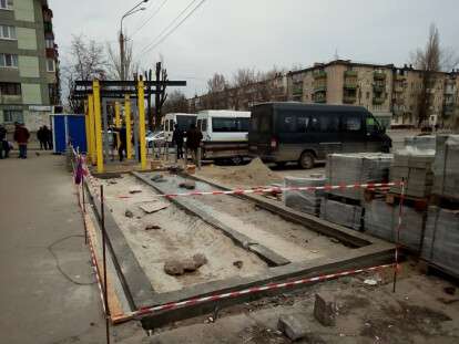 В Днепре на проспекте Калнышевского устанавливают остановку нового образца: фото