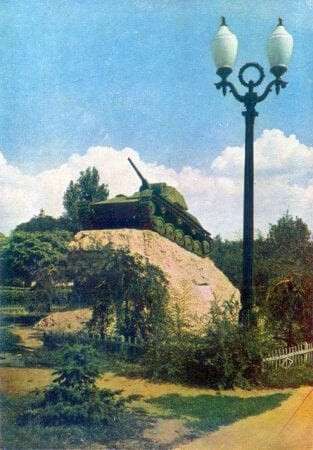Старые фото Днепра: как выглядел ранее город у памятника Славы и Танка