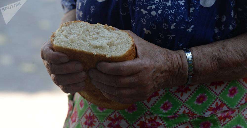 В Днепре пенсионеры бесплатно получают хлеб: фото