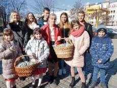 В Днепре юные натуралисты раздали прохожим полтысячи искусственных крокусов, чтобы привлечь внимание к сохранению первоцветов