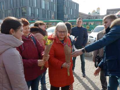 Поздравления от мэра: 8 марта днепрянкам дарили цветы на улице