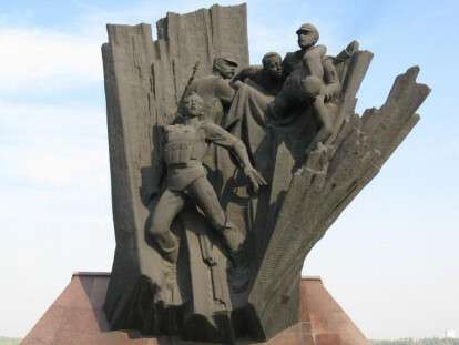 В Днепре рассказали о судьбе памятника «Юность»: фото